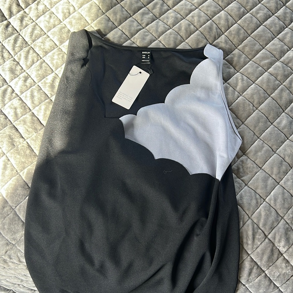 Black and grey woman’s sleeveless top